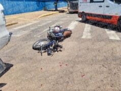 Motociclista morre ao bater na traseira de caminhonete em rotatória