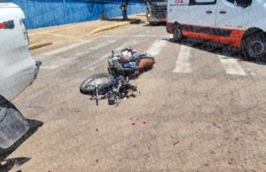 Motociclista morre ao bater na traseira de caminhonete em rotatória