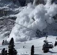 Veja Vídeo – Assustador! avalanche gigante surpreende turistas em cidade na Rússia