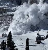 Veja Vídeo – Assustador! avalanche gigante surpreende turistas em cidade na Rússia