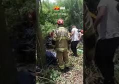 Veja Vídeo – Helicóptero cai na zona oeste do Rio, e três pessoas morrem; vídeo mostra aeronave após acidente