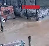 Veja Vídeo – Desesperador: Motociclista é ‘engolido’ por buraco após tentar atravessar enxurrada