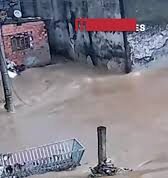 Veja Vídeo – Desesperador: Motociclista é ‘engolido’ por buraco após tentar atravessar enxurrada