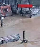 Veja Vídeo – Desesperador: Motociclista é ‘engolido’ por buraco após tentar atravessar enxurrada