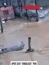 Veja Vídeo – Desesperador: Motociclista é ‘engolido’ por buraco após tentar atravessar enxurrada