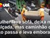 Veja Vídeo – Mulher lava sofá, deixa na calçada, mas caminhão do lixo passa e leva embora; veja