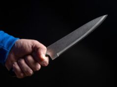 Homem ameaça funcionário com faca em supermercado